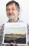 Autor Uwe Siedentop mit seinem neuen Buch. Morgen wird es vorgestellt. Foto: Rudi Weber