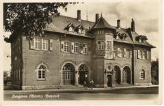 Die Uhr und ihre Platzierung am Gebäude, hier noch ohne ...