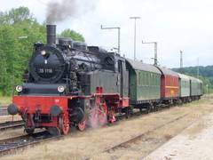 Der historische Dampfzug mit Lok 75 1118 wartet in Amstetten auf die nächste Fahrt nach Gerstetten. Der historische Dampfzug mit Lok 75 1118 wartet in Amstetten auf die nächste Fahrt nach Gerstetten.