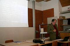 Professor Dr.-Ing Wilfried Koch im Seminarraum der Volkshochschule Heidenheim mit seinem Vortrag über die Stadtbahhn für Ostwürttemberg. Foto sie
