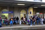 Totalausfall der Fahrzeuge, die Auskunft der Bahn ist mangelhaft, viel wissen nicht, wie sie weiterkommen sollen. Foto: Uwe Siedentop