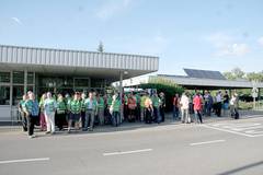 Eine von mehreren Gruppen bei der Besichtigung des BSH-Logistikzentrums. Auf dem Terminal haben seit der jüngsten Erweiterung im vergangenen Jahr bis zu 1000 Container Platz.  Fotos: Uwe Siedentop