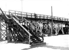 Damit der Steg bis zur Entscheidung ob erneuert oder ersatzlos abgebaut werden soll, wurde er mit Stützpfeilern gesichert. Foto: Sammlung Uwe Siedentop.