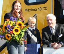 Übergabe der Maxima: (von links) Sandra Wiebe-Legenhausen, Sohn Tim und Hinrich Krey. Foto: Voith Übergabe der Maxima: (von links) Sandra Wiebe-Legenhausen, Sohn Tim und Hinrich Krey. Foto: Voith