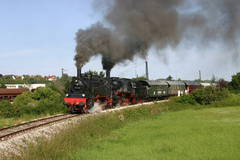 Der historische Zug am 1.Mai wird mit Dampflok 75 1118 bespannt, die bereits 1921 in Betrieb genommen wurde. Als Waggons werden Plattformwagen mit offenen Bühnen eingesetzt. Der historische Zug am 1.Mai wird mit Dampflok 75 1118 bespannt, die bereits 1921 in Betrieb genommen wurde. Als Waggons werden Plattformwagen mit offenen Bühnen eingesetzt.