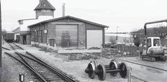 Das Schnurgerüst steht, die Fundamente sind ausgebaggert und inzwischen mit einer Menge Baustahl und Beton fertiggestellt. Die Ulmer Eisenbahnfreunde erweitern ihren Lokschuppen in Fachwerk-Bauweise und freuen sich, dass der lange Winter vorbei ist. Foto: kdk Das Schnurgerüst steht, die Fundamente sind ausgebaggert und inzwischen mit einer Menge Baustahl und Beton fertiggestellt. Die Ulmer Eisenbahnfreunde erweitern ihren Lokschuppen in Fachwerk-Bauweise und freuen sich, dass der lange Winter vorbei ist. Foto: kdk