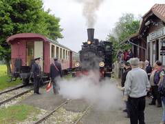 Das Albbähnle ist in Oppingen angekommen und rangiert mit viel Dampf durch den kleinen Bahnhof. Foto: Johannes Reichert Das Albbähnle ist in Oppingen angekommen und rangiert mit viel Dampf durch den kleinen Bahnhof. Foto: Johannes Reichert