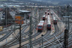 Im Zuge der Neubaustrecke Ulm-Stuttgart werden der Ulmer Haupt- und Rangierbahnhof umgebaut. Diese Maßnahmen erforderten den Neubau einer Montagehalle aber auch den Abbruch des alten Bahnbetriebswerkes aus der Zeit um 1900. Die neue Montagehalle sind bereits in Betrieb und die neuen Gleisanlagen bieten mehr Abstellmöglichkeiten für die Triebwagen. Foto: Uwe Siedentop Im Zuge der Neubaustrecke Ulm-Stuttgart werden der Ulmer Haupt- und Rangierbahnhof umgebaut. Diese Maßnahmen erforderten den Neubau einer Montagehalle aber auch den Abbruch des alten Bahnbetriebswerkes aus der Zeit um 1900. Die neue Montagehalle sind bereits in Betrieb und die neuen Gleisanlagen bieten mehr Abstellmöglichkeiten für die Triebwagen. Foto: Uwe Siedentop