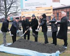 Symbolischer Spatenstich zur Lokschuppen-Erweiterung; von links: Hochbauamtsleiter Bernd Müller, Manfred Berka (Vorsitzender der Lo-kalbahn Gerstetten–Amstetten im Verbund der Ulmer Eisenbahnfreunde), Bauunternehmer Klaus Schluff, die Landtagsabgeordneten Bernd Hitzler und Andreas Stoch, Landrat Hermann Mader und Bürgermeister Roland Polaschek. Foto: tog Symbolischer Spatenstich zur Lokschuppen-Erweiterung; von links: Hochbauamtsleiter Bernd Müller, Manfred Berka (Vorsitzender der Lo-kalbahn Gerstetten–Amstetten im Verbund der Ulmer Eisenbahnfreunde), Bauunternehmer Klaus Schluff, die Landtagsabgeordneten Bernd Hitzler und Andreas Stoch, Landrat Hermann Mader und Bürgermeister Roland Polaschek. Foto: tog