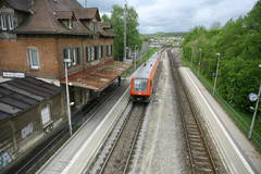 Das Empfangsgebäude ist an die Gemeinde Herbrechtingen verkauft (links). Foto: Uwe Siedentop