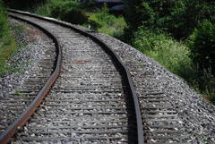 Eine der von der Hitze verursachten Gleisver-werfungen, die behoben werden müssen, bevor der Zugverkehr auf der UEF Lokalbahn vollständig wieder aufgenommen werden kann. Foto: Helmut Koch. Eine der von der Hitze verursachten Gleisver-werfungen, die behoben werden müssen, bevor der Zugverkehr auf der UEF Lokalbahn vollständig wieder aufgenommen werden kann. Foto: Helmut Koch.