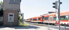 Die Schranken am Bahnübergang Bergstraße in Sontheim sind oft geschlossen: Als das Bild aufgenommen wurde, passierte am späten Vormittag ein aus Richtung Ulm kommender, vierteiliger Schienenbus diesen Bahnübergang. Foto: Klaus-Dieter Kirschner Die Schranken am Bahnübergang Bergstraße in Sontheim sind oft geschlossen: Als das Bild aufgenommen wurde, passierte am späten Vormittag ein aus Richtung Ulm kommender, vierteiliger Schienenbus diesen Bahnübergang. Foto: Klaus-Dieter Kirschner