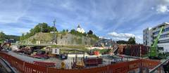 Panoramabild der Baustelle: Rechts die Schalung für die Widerlager, Zwischen Schalung und St. Peter die neue Brücke und Bildmitte die Bohrmaschine für die Gründung der Widerlager. Foto: Uwe Siedentop Panoramabild der Baustelle: Rechts die Schalung für die Widerlager, Zwischen Schalung und St. Peter die neue Brücke und Bildmitte die Bohrmaschine für die Gründung der Widerlager. Foto: Uwe Siedentop