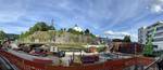 Panoramabild der Baustelle: Rechts die Schalung für die Widerlager, Zwischen Schalung und St. Peter die neue Brücke und Bildmitte die Bohrmaschine für die Gründung der Widerlager. Foto: Uwe Siedentop