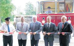 Das Band ist zerschnitten, Triebwagen T 06 kann in den neuen Schuppen einfahren. Von links: Manfred Berka (Vorsitzender der Lokalbahn Gerstetten – Amstetten), Landrat Hermann Mader, Bürgermeister Roland Polaschek und die Landtagsabgeordneten Andreas Stoch und Bernd Hitzler. Foto: tog Das Band ist zerschnitten, Triebwagen T 06 kann in den neuen Schuppen einfahren. Von links: Manfred Berka (Vorsitzender der Lokalbahn Gerstetten – Amstetten), Landrat Hermann Mader, Bürgermeister Roland Polaschek und die Landtagsabgeordneten Andreas Stoch und Bernd Hitzler. Foto: tog