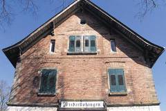 Die Fassade des stillgelegten Bahnhofs Niederstotzingen: Die Fensterläden an der ziegelgemauerten Fassade sind geschlos-sen. Markant ist die einstige Gestaltung des Schriftzugs Niederstotzingen. Foto: kdk Die Fassade des stillgelegten Bahnhofs Niederstotzingen: Die Fensterläden an der ziegelgemauerten Fassade sind geschlos-sen. Markant ist die einstige Gestaltung des Schriftzugs Niederstotzingen. Foto: kdk